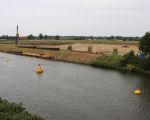 Zicht vanaf de brug van Bunde. Op de kanaaldijk ligt het materiaal al klaar om in het Julianakanaal een damwand te slaan. (24-8-2008 - Jan Dolmans)