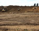 Bulldozers egaliseren de aangevoerde grond. (4-7-2008 - Jan Dolmans)