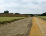 Verbreding werkweg. Op de achtergrond de gronddepots noordelijk van
Itteren. Voor de verbreding is grind gebruikt vanuit het verwerkingsbekken. (21-6-2008 - Han Hamakers)