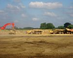 Dumpers staan in de rij om grond te laden. De grond wordt opgeslagen in het gronddepot ten noorden van Itteren. Iedere twee minuten wordt er ca 35 ton grond weggebracht. (14-7-2008 - Han Hamakers)