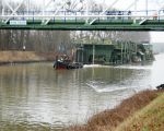 De doorvaart onder de brug van Geulle lukt maar net. (3-2-2009 - Rob Dolmans)