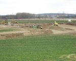 Overzichtsfoto genomen vanaf het gronddepot aan de oostzijde van Itteren. Rechts in beeld is de deklaag al voor een groot gedeelte verwijderd.Op de voorgrond de gegraven werkweg naar het gronddepot. (22-3-2009 - Han Hamakers)