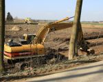 Op de voorgrond de aanleg van de werkweg met op de achtergrond de afgraving van de dekgrond op het oude 'bosperceel'. (19-3-2009 - Jan Dolmans)