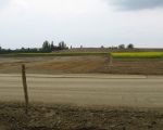 Mooi contrast tussen de ontgrinding, het gronddepot en de gekleurde velden. (1-5-2009 - Han Hamakers)