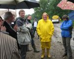 Ondanks het bij vlagen slechte weer hadden zich toch nog een aantal deelnemers aan het symposium gemeld bij Herman Gielen bij Hochter Bampd, om in het veld te zien hoe de plannen vorderden. (15-5-2009 - Jan Dolmans)