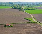Deze landbouwgronden zullen worden afgegraven. Op de achtergrond Itteren, omzoomd met groen. (30-4-2009 - Bron: ing. Hans Brinkhof)
