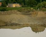 De grond rondom de grenspaal is reeds afgegraven, op de achtergrond Voulwammes. (19-8-2009 - Jan Dolmans)