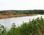 Momenteel is men rondom Herbricht bezig met het verwijderen van de breukstenen aan de Maasoever en het aanbrengen van grindbanken in het zomerbed van de Maas. (7-9-2009 - Jan Dolmans)