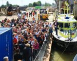 Velen maakten gebruik van de mogelijkheid met de boot naar de locatie Boscherveld te varen. (12-9-2009 - Jan Dolmans)