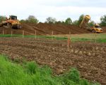 De dekgrond die nu wordt afgegraven wordt in een gronddepot ten noorden van Borgharen opgeslagen. Dit gronddepot dient tevens als geluidsscherm. (4-5-2010 - Jan Dolmans)