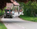 Voor de aanleg van de ongelijkvloerse kruising is veel zand nodig. Dit wordt met tractors aangevoerd via Itteren.  (19-5-2010 - Jan Dolmans)