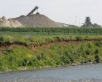Foto van de verwerkingsinstallatie genomen nabij de monding van de Geul in de Maas.  (2-6-2010 - Jan Dolmans)