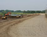 Rechts op de foto de pas aangelegde nieuwe weg, die nog afgewerkt moet worden, naar Herbricht. Links zie je de afgraving van de bocht waardoor de Maas ook hier meer ruimte krijgt. Achterdoor zie je de Maas stromen.  (29-6-2010 - Jan Dolmans)