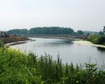 Aan beide zijden van de Maas wordt gewerkt aan verbreding van de Maasoevers , links aan de Belgische kant, bij Herbricht, en rechts de stroomgeulverbreding ten noorden van het dorp Itteren.   (29-6-2010 - Jan Dolmans)