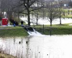 Pompen van Roer en Overmaas aan het werk om het overtollige kwelwater dat binnendijks staat weg te pompen.  (9-1-2011 - Jan Dolmans)