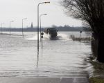 De doorgaande weg van Itteren naar Borgharen staat onder water en is voor alle overig verkeer afgesloten. Slechts met legervoertuigen wordt nu en dan nog over deze weg gereden.   (9-1-2011 - Jan Dolmans)