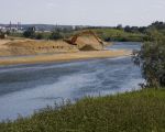 Werkzaamheden aan de bochtverbreding langs de Maas. De oever zal vanaf het water geleidelijk omhoog lopen tot op het oorspronkelijke maaiveld- nivo. (30-5-2011 - Jan Dolmans)