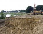 Hier is duidelijk te zien dat slechts enkele meters grond worden afgegraven.  (8-6-2011 - Jan Dolmans)