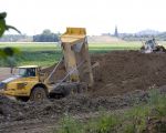 Vandaag wordt de laatste grond afgegraven en dan is het klaar. Alleen de bullzozers hebben nog effe werk om alles netjes af te werken.  (23-6-2011 - Jan Dolmans)