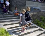 Trots lopen de meiden als eersten de trap naar beneden, richting veerpont.   (24-9-2011 - Jan Dolmans)