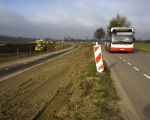 Dekgrond wordt afgegraven langs de weg naar Itteren.  (10-11-2011 - Jan Dolmans)