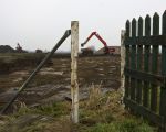 De poort staat open naar een nieuwe toekomst voor de achterliggende akkers.  (6-3-2012 - Jan Dolmans)