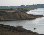 Stroomgeulverbreding ten zuiden van Itteren. Op de achtergrond wordt de bocht weggegraven. (24-5-2012 - Han Hamakers)