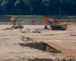 De lÃ¨ste sjÃ¶p dÃ¨kgroond verdwijnt in de dumper, de klus is geklaard voor de mannen die zich bezig hebben gehouden met de afgraving van de dekgrond in de stroomgeulverbreding tussen Itteren en Borgharen.  (5-9-2012 - Jan Dolmans)