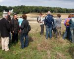 Bezoekers van de open Grensmaasdag op het onvergraven eiland in Borgharen worden rondgeleid.   (15-9-2012 - Jan Dolmans)
