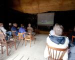 In de schuur tegenover de boerderij werd doorlopend een interessante film vertoond.  (15-9-2012 - Jan Dolmans)