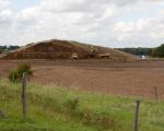 In slechts enkele weken is al een groot deel van het dekgronddepot ten noorden van Borgharen weggegraven. Als het in dit tempo doorgaat is alles voor het eind van het jaar al weer weg.  (28-9-2012 - Jan Dolmans)