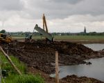 Doordat veel grond moet worden weggegraven bij de A2 ondertunneling in Maastricht worden, wegens plaatsgebrek op de werklocatie, dagelijks tientallen vrachtauto's grond afgevoerd naar de dekgrondberging in Borgharen.  (23-5-2013 - Jan Dolmans)