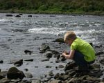 Mijn kleinzoon op zoek naar kreeftjes en zoetwatermosselen.  (17-8-2013 - Jan Dolmans)