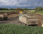 Voor de afvoer van de grond van Itteren naar Geulle wordt momenteel blijkbaar meer materieel ingezet.  (12-5-2014 - Jan Dolmans)