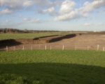 Het afgraven van de dekgrond van de stroomgeulverbreding  Itteren-Noord gaat gestadig door.  (10-12-2014 - Jan Dolmans)
