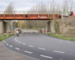 In juni 2010 werd deze tijdelijke brug gemaakt om de kiezel die in Borgharen werd gewonnen af te voeren naar de verwerkingsinstallatie nabij Hoeve Hartelstein. Morgen, 22 november 2016 zal dit beeld aan de ingang van ons dorp verdwijnen.  (21-11-2016 - Jan Dolmans)
