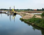 De werkzaamheden aan het passeervak in het Julianakanaal zullen rond juni/juli dit jaar worden afgerond. Het zal wel wat later worden omdat het werk vanwege de vliegtuigbom 1 maand heeft stilgelegen.  (28-5-2018 - Jan Dolmans)